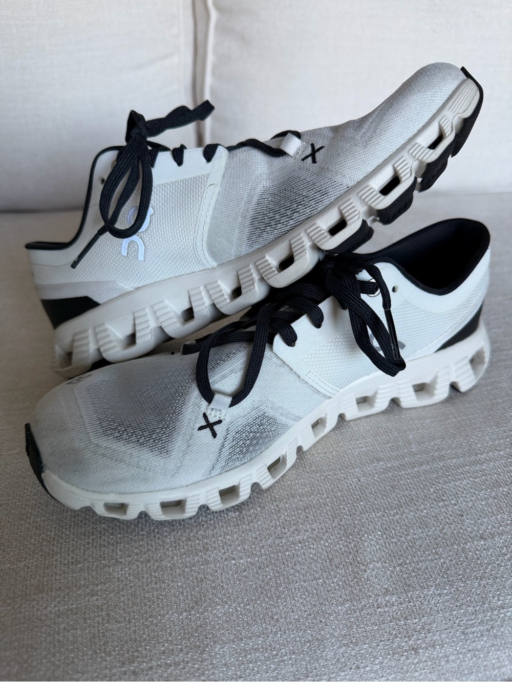 On Running Cloudswift Running Shoes - White/Black